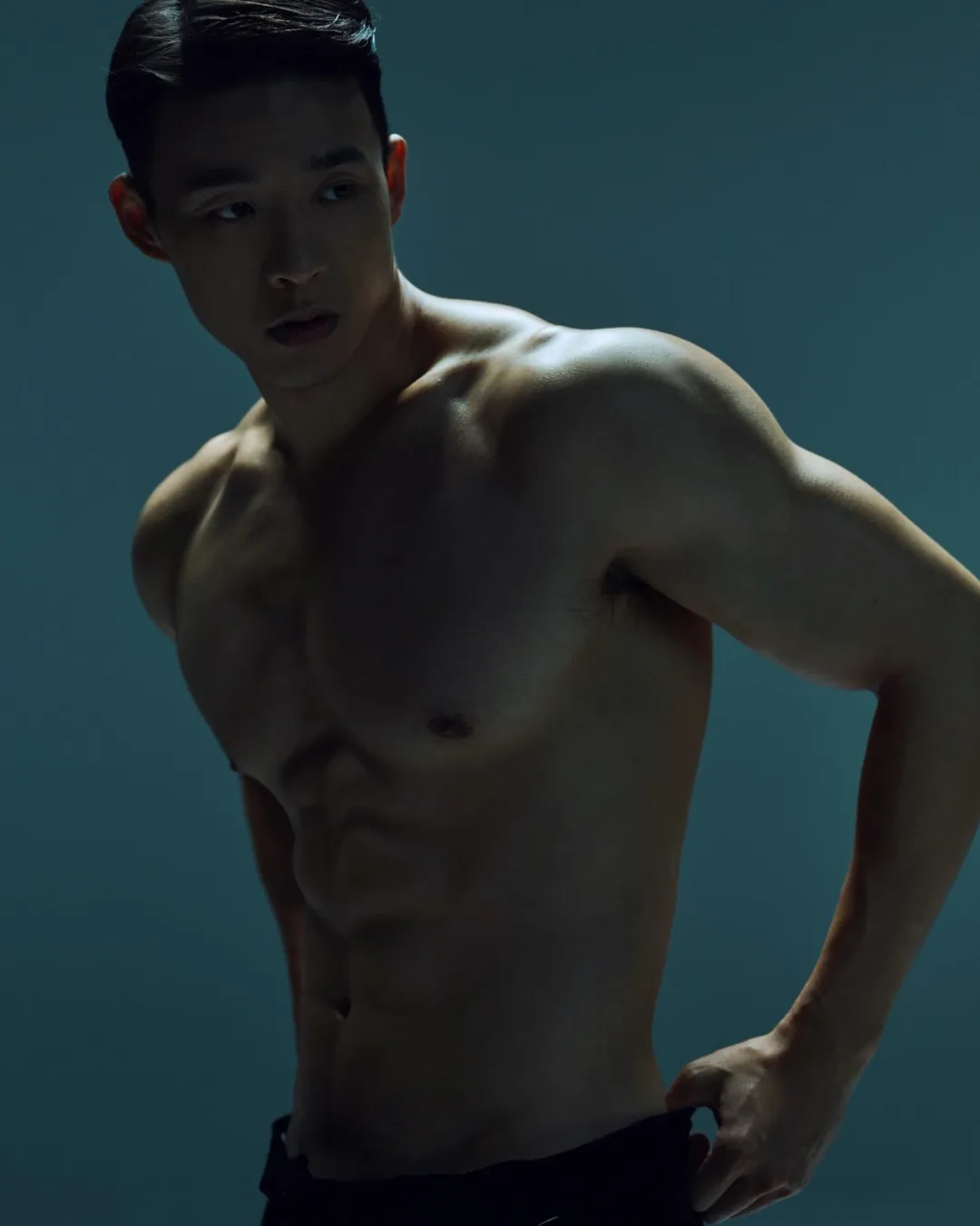 《晏人物》里的腹肌小奶狗，到了《风度》杂志更性感！