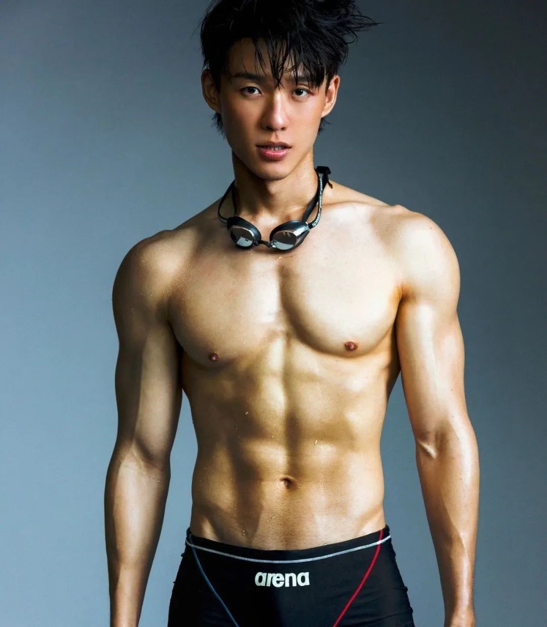 网红游泳教练 Yilian，人畜无害肌肉奶狗！