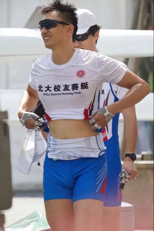 北大校友赛艇的运动男比赛穿紧身裤实力藏不住了！