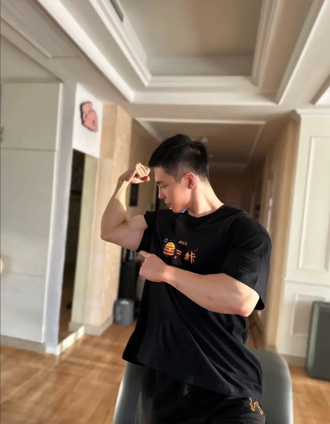 超级的 man 帅气健身教练，四方刚毅大男孩！