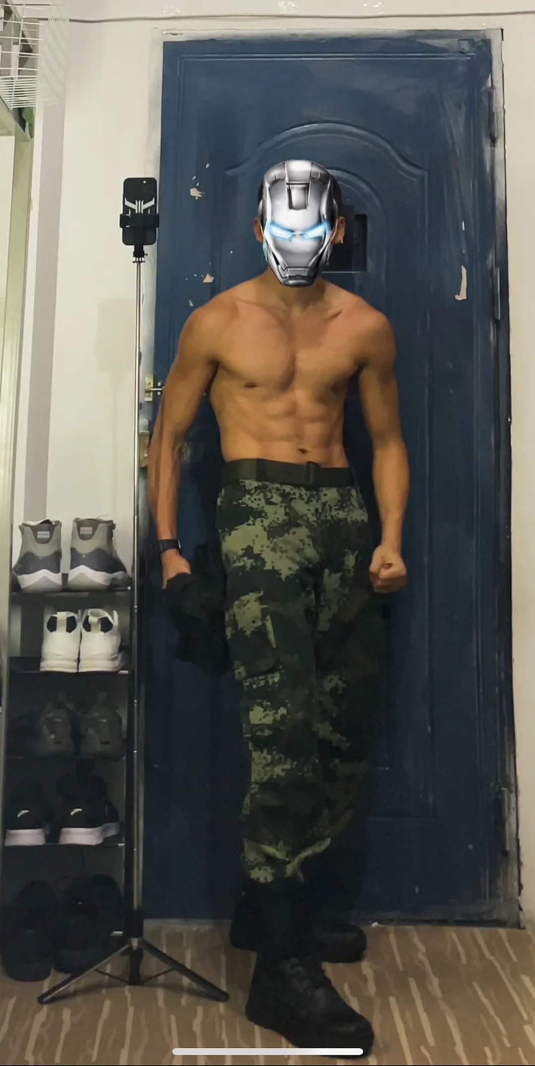 公狗腰兵哥哥一个人在宿舍晚自拍，太好看了