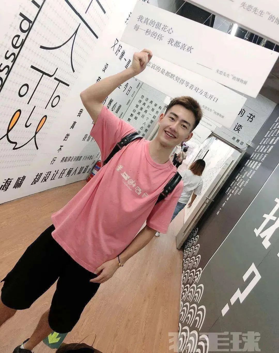 王昶打羽毛球大汗淋漓撩衣岔腿！