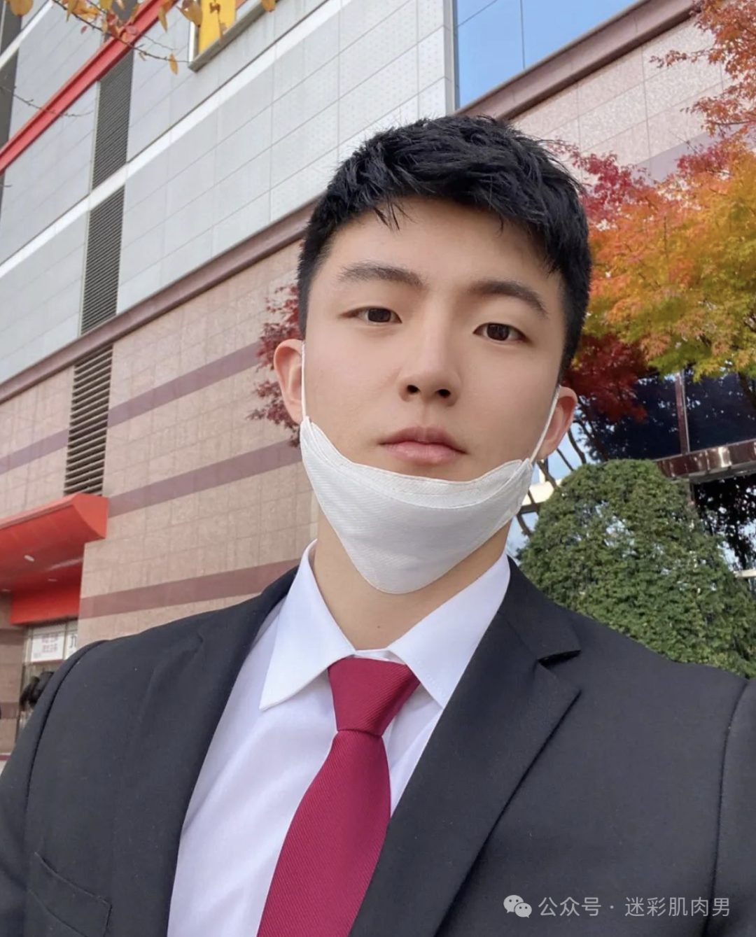 灰裤子小哥照片被盗当头像，你见过吗
