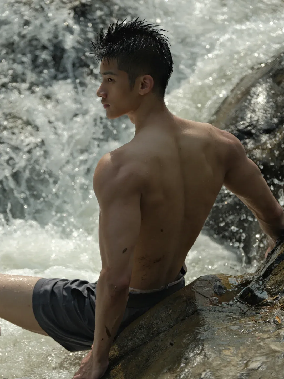 操场 184cm 运动长腿男湿透脱啦，大鼻梁太性感了！