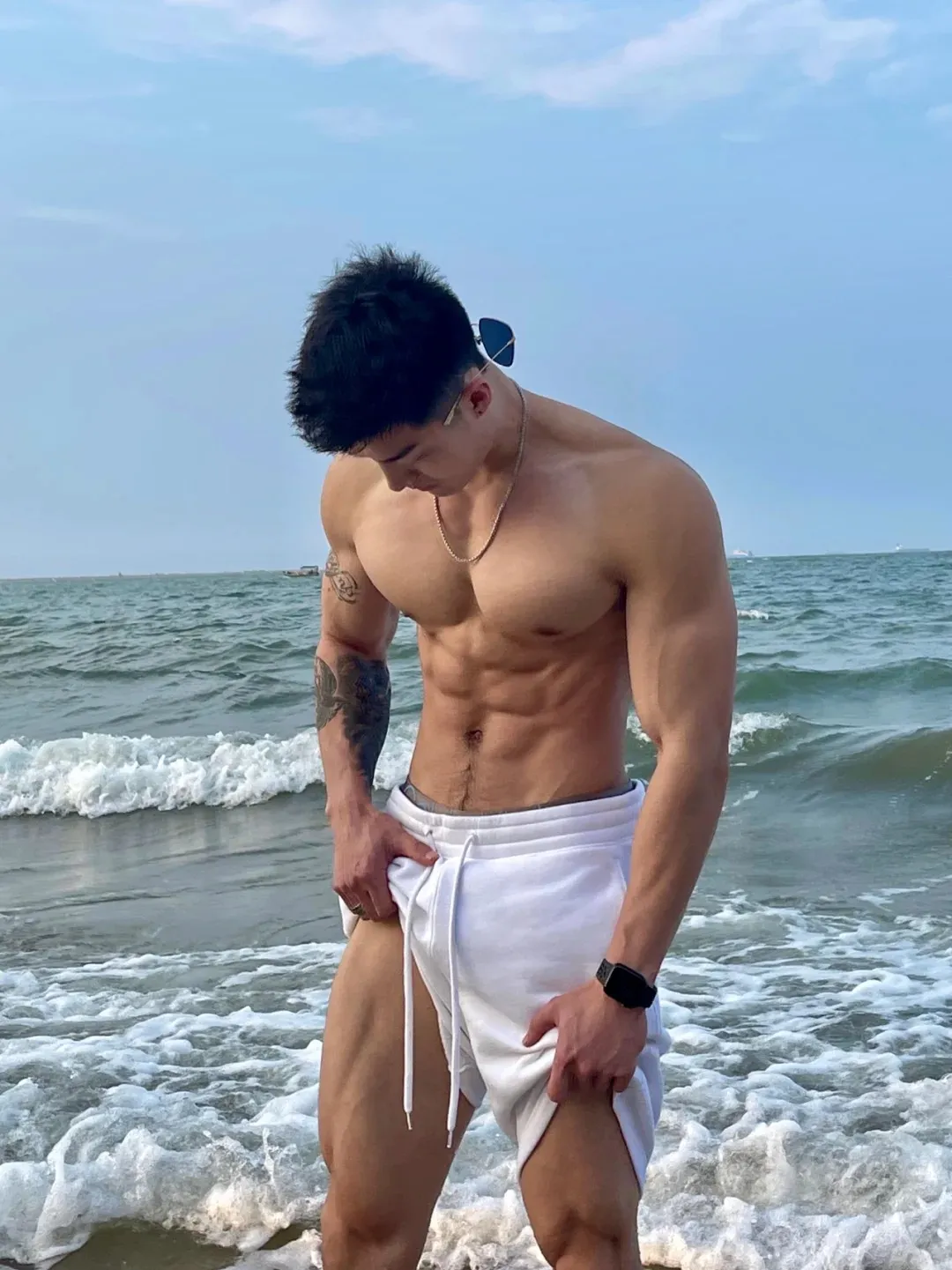 郑翔自拍照火啦，宽肩窄腰粗壮长腿实力藏不住！