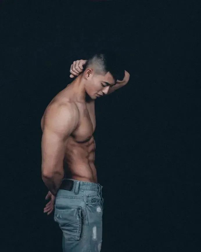 185cm 硬邦邦腹肌 360°无死角肌肉帅哥！