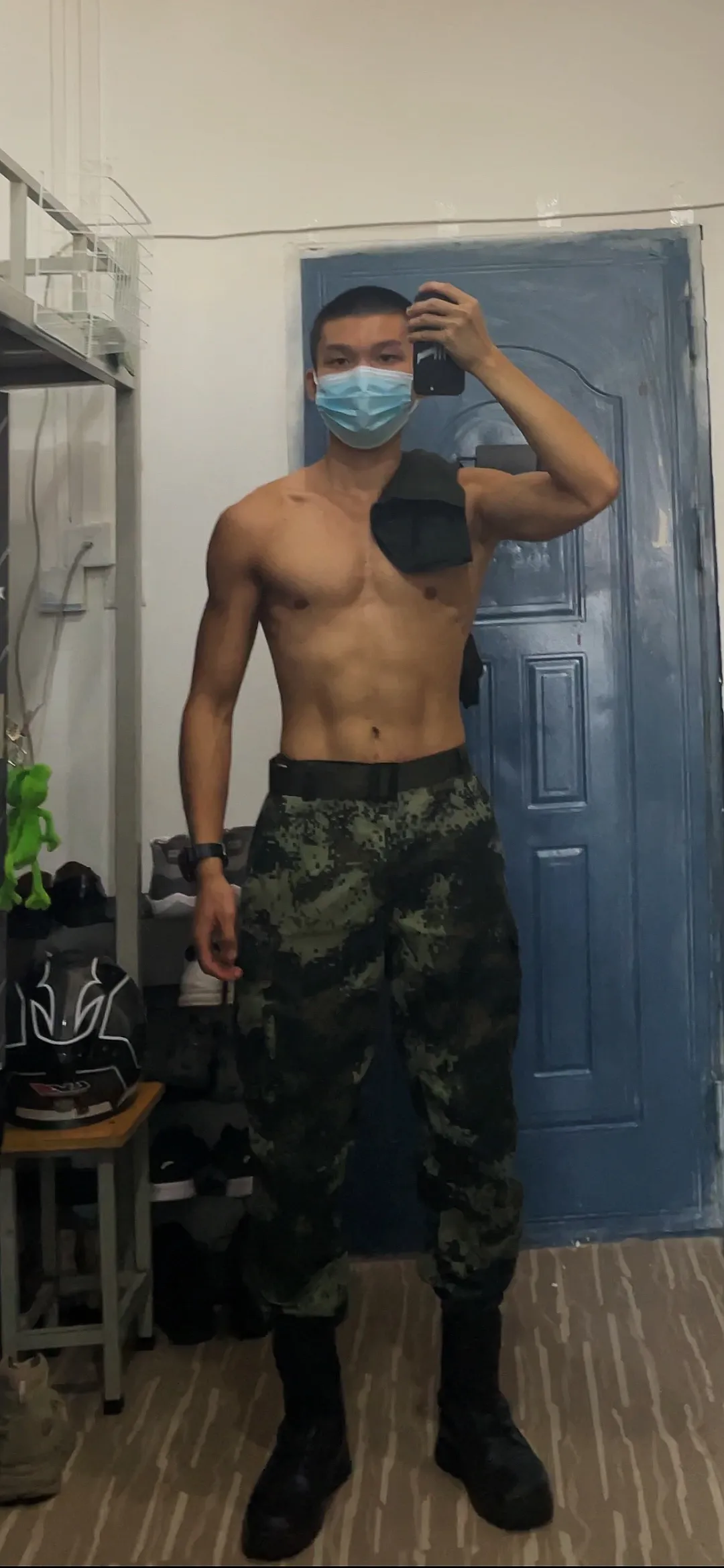 公狗腰兵哥哥一个人在宿舍晚自拍，太好看了