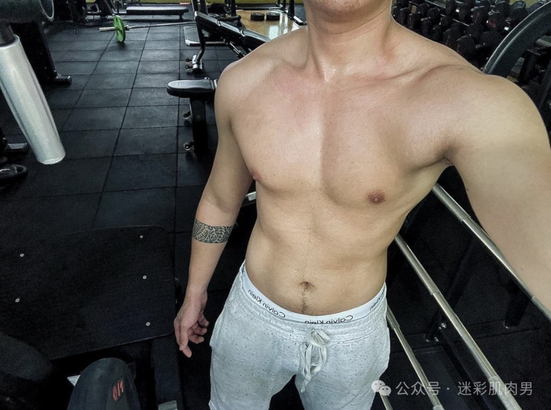 奔驰 4S 店的正装男主播脱衣自拍？西裤穿很紧男客户居多