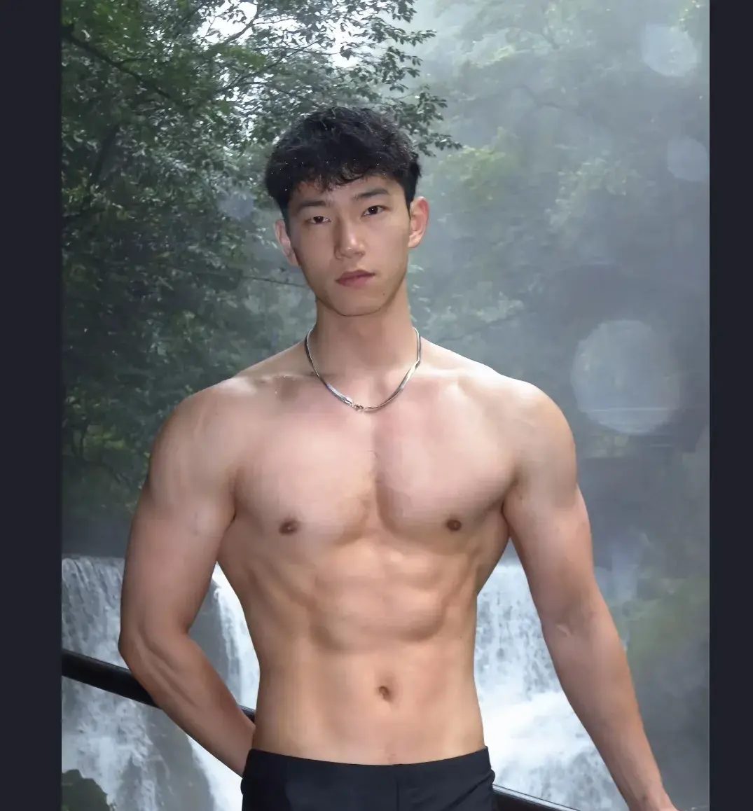 爱照镜子的腹肌狂野大男孩、肌肉帅哥得劲！