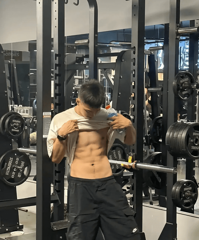 风华正茂的 Top 奶 1，柜哥穿上工作服帅气迷人！
