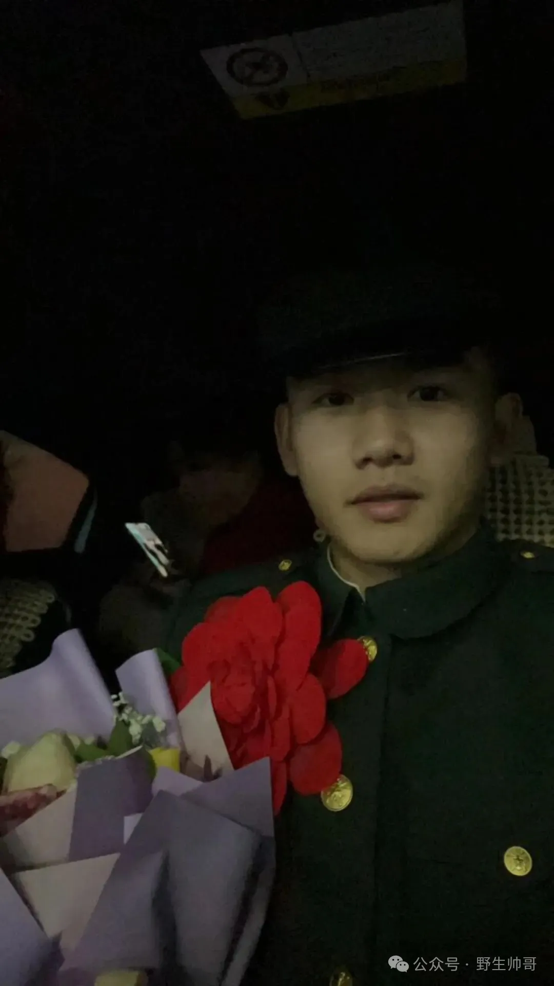 重庆退役兵哥哥撩衣自拍白皮小胸肌！长得壮实耐力强！