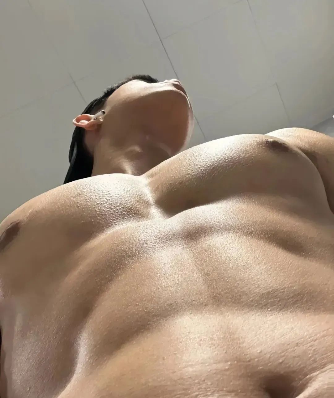 武汉大学这位男大的胸肌也太大大大了！