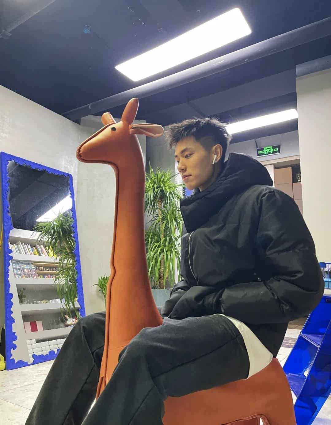 浙江 02 年直男体育生，这 190CM 大长腿简直太炸了！