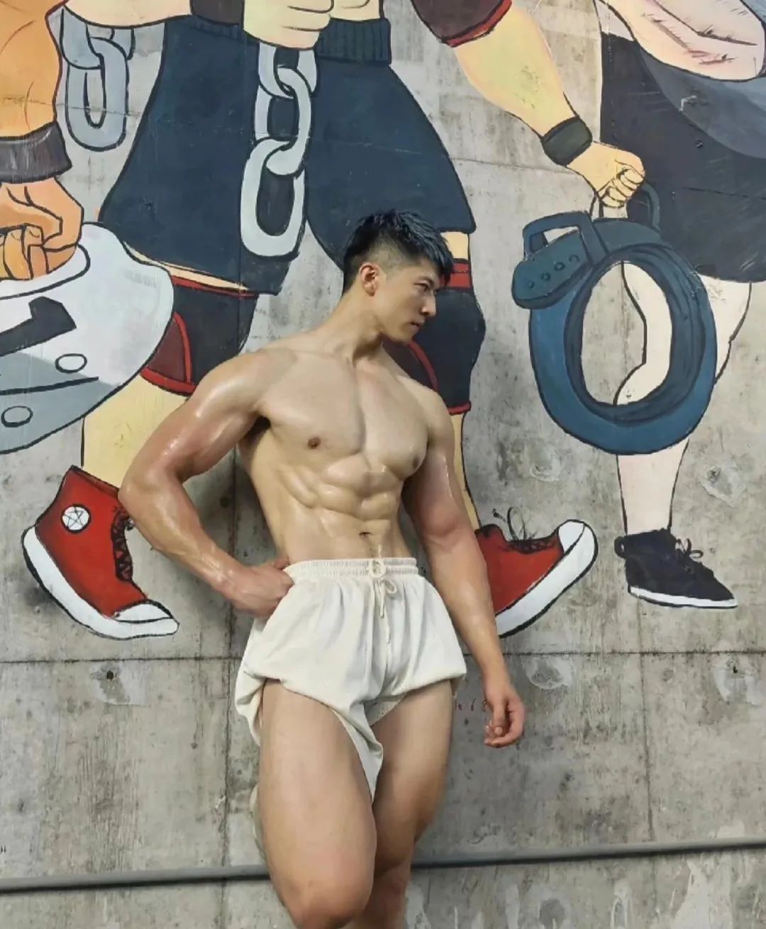 刚毅肌肉帅哥水中秀肌，你会几点回家？