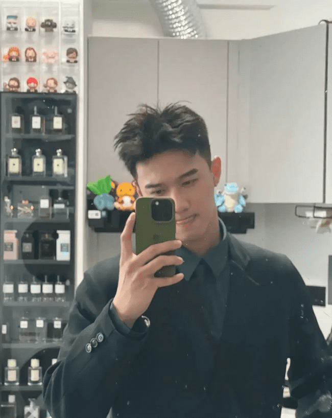 风华正茂的 Top 奶 1，柜哥穿上工作服帅气迷人！