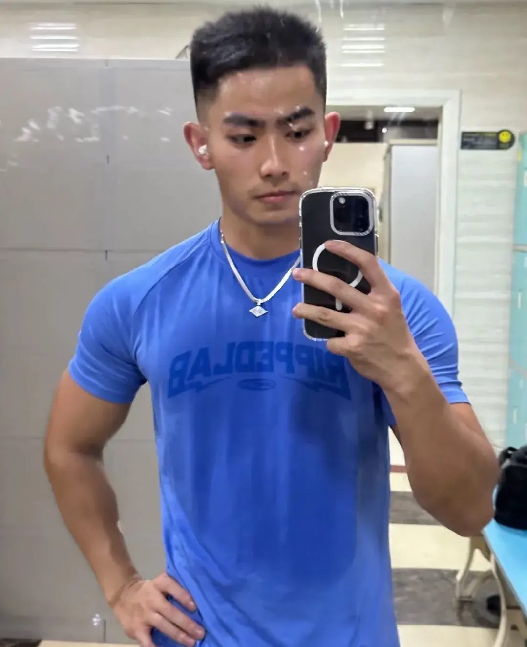 00 后阳光肌肉帅哥，充满了阳刚之气！