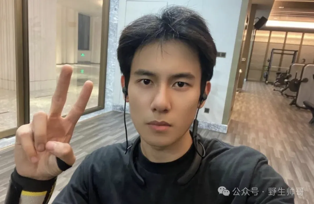 胡先煦新电影脱光光跪着喊主人，双手抱着太有看头啦！