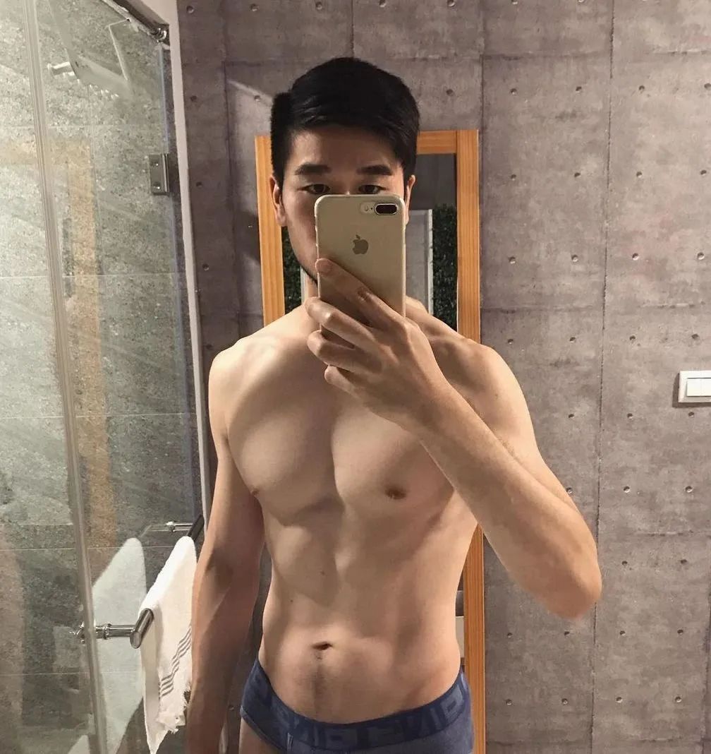 190CM 壮汉自拍照穿太少，络腮胡真性感！