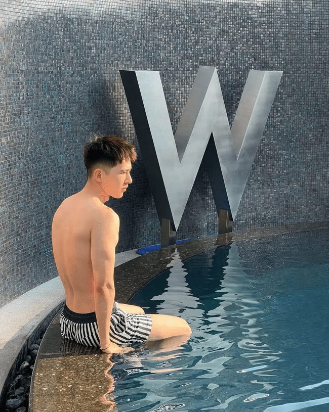 清秀俊逸的小哥在床上慵懒样子，性感又迷人！