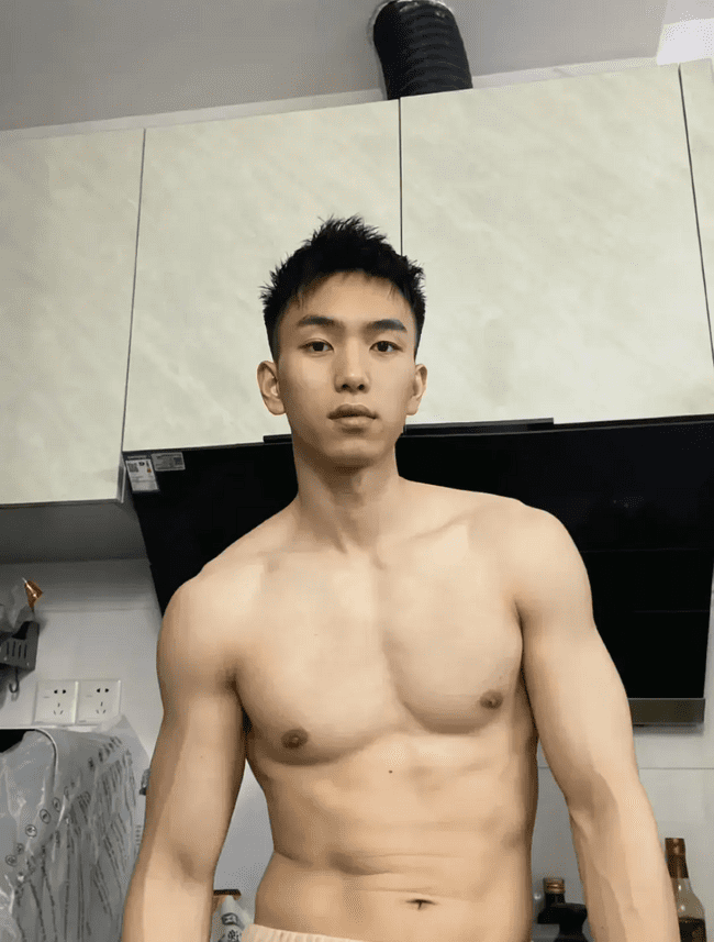 黑皮薄肌男孩，会是你的 crush 吗？