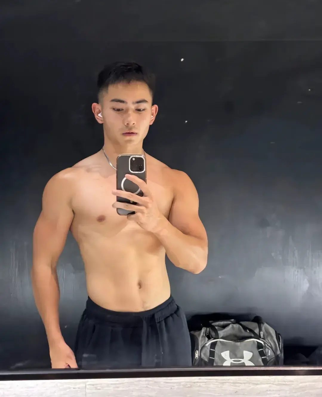 00 后阳光肌肉帅哥，充满了阳刚之气！