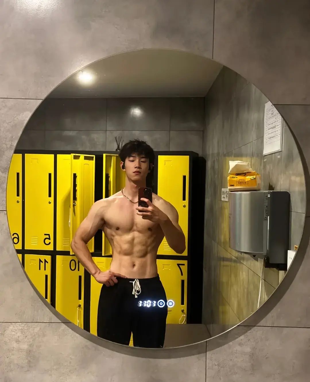 爱照镜子的腹肌狂野大男孩、肌肉帅哥得劲！
