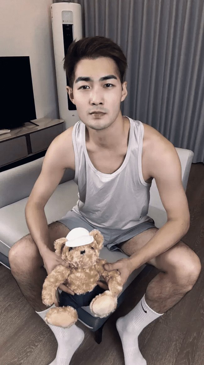 白袜福利！帅小哥的性感腿毛真皮毛裤！