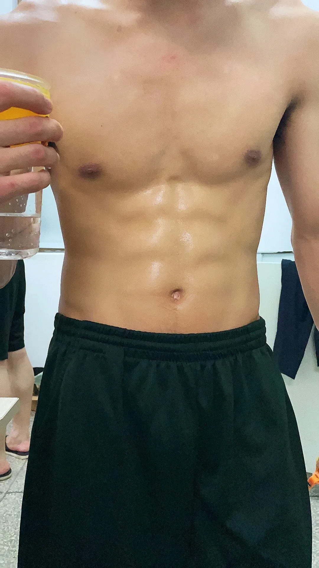 公狗腰兵哥哥一个人在宿舍晚自拍，太好看了