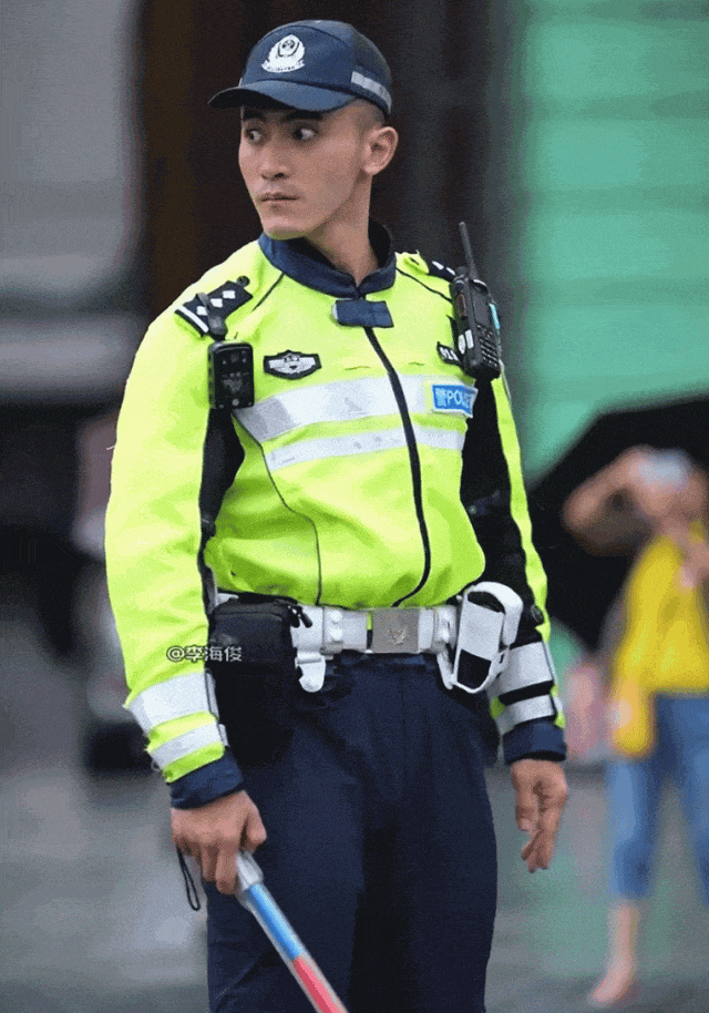 上海外滩的交警小哥哥太帅又火了！