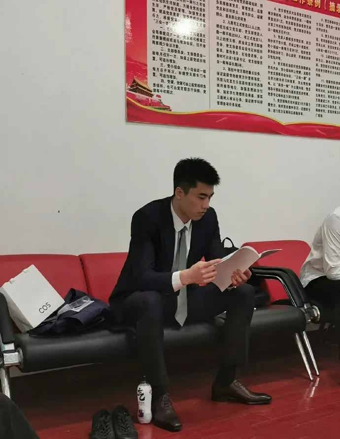 别盯着汪顺宁泽涛了！这个 187cm 男大体育生也太帅了吧！