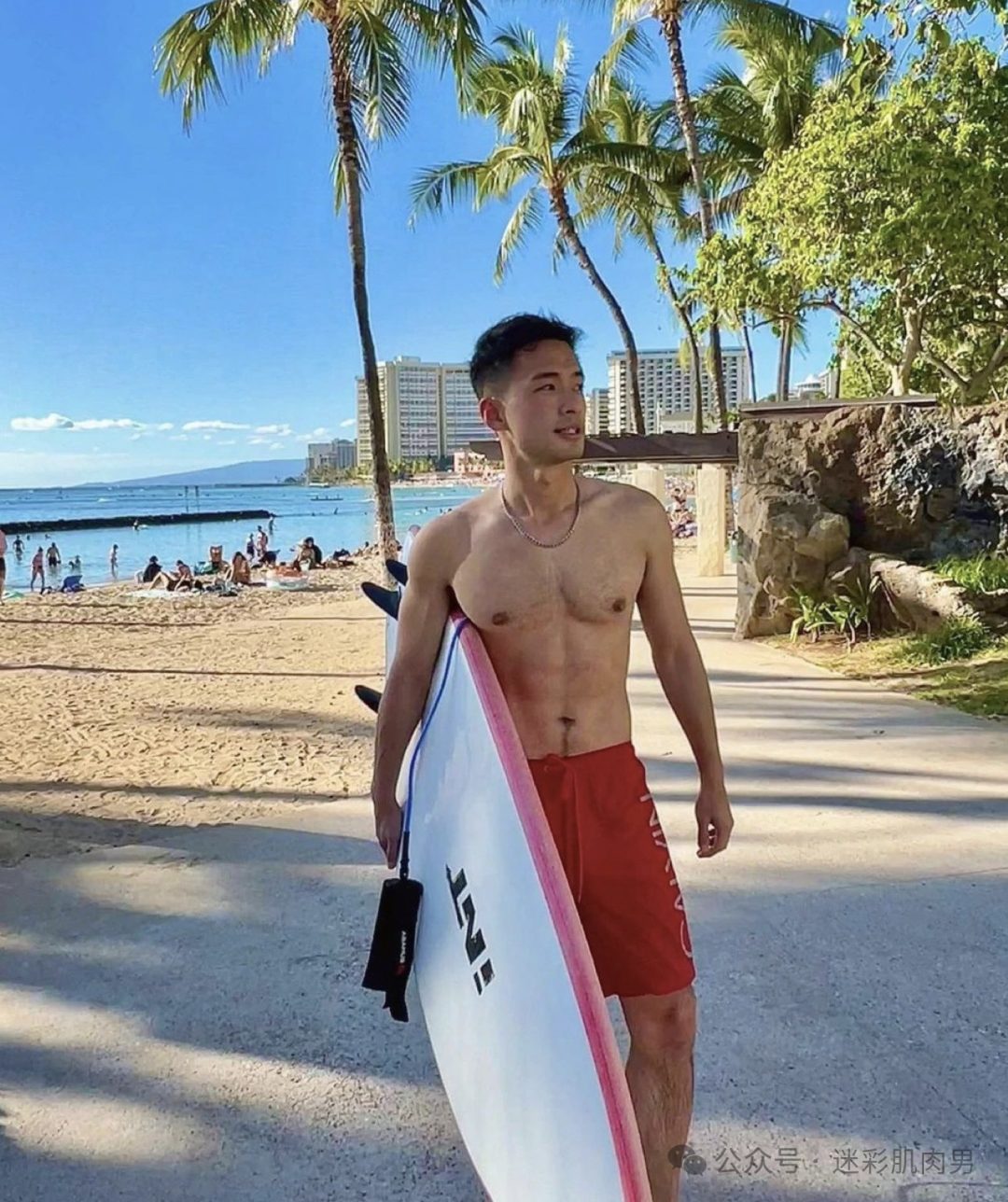 海边冲浪的肌肉小哥湿透啦，大鼻子真好看！