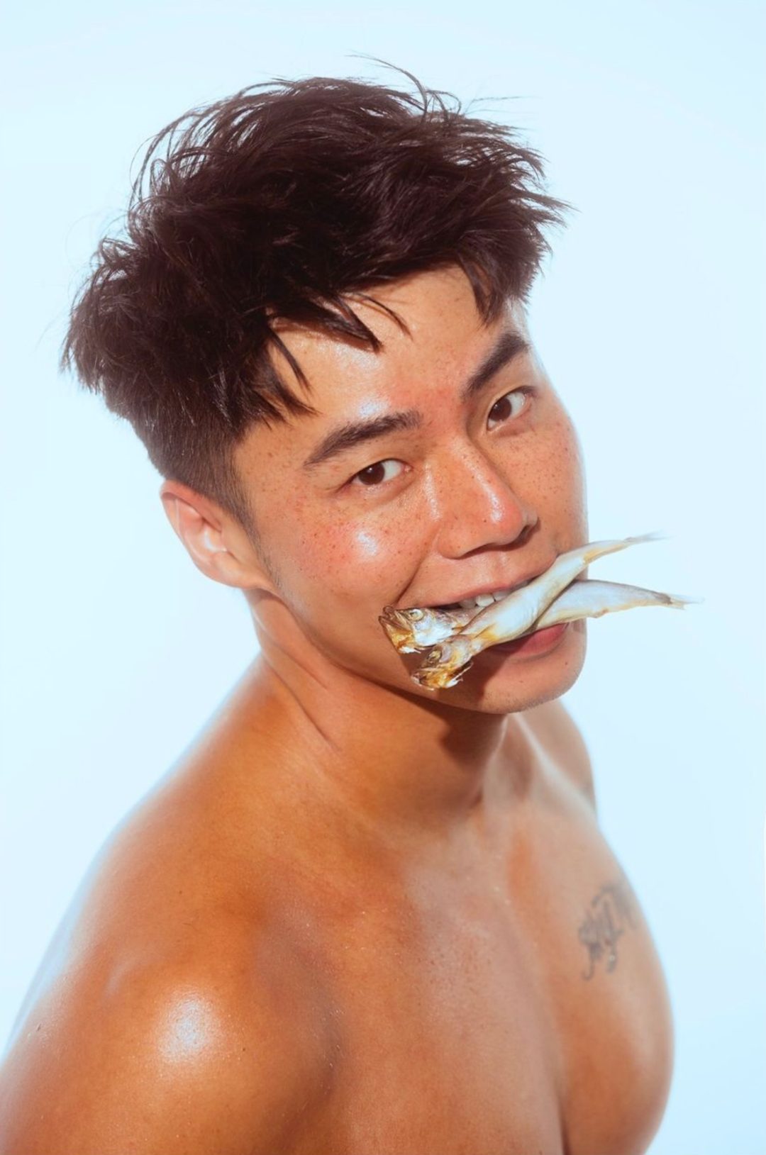 短发黝黑大男孩拍写真，颜值超高我超可以！