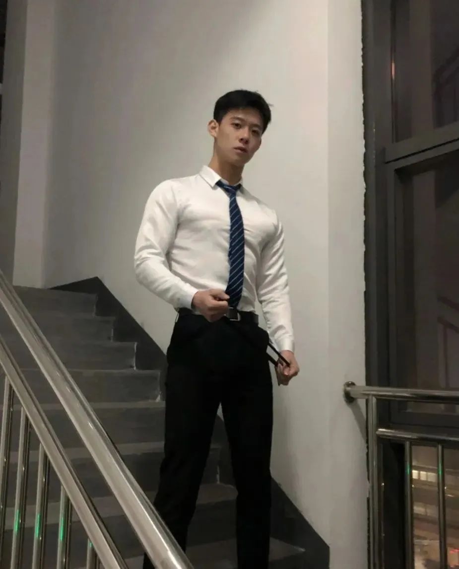 山东西装 190cm 大男孩，来电梯口一下！