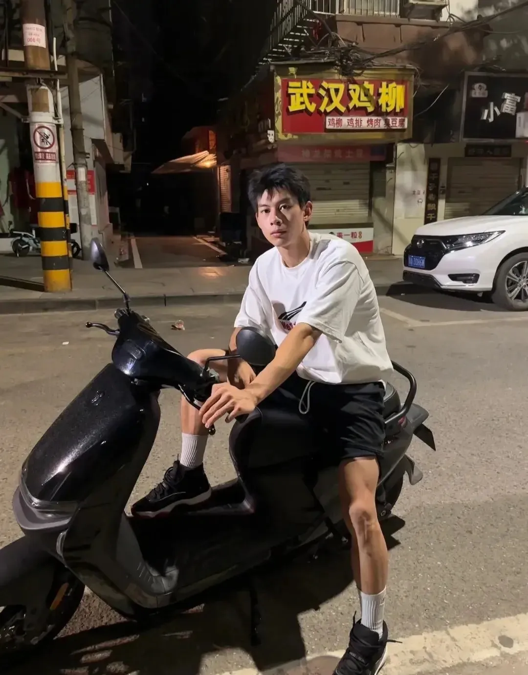 19 岁篮球体育生的小腹肌，有多好看？