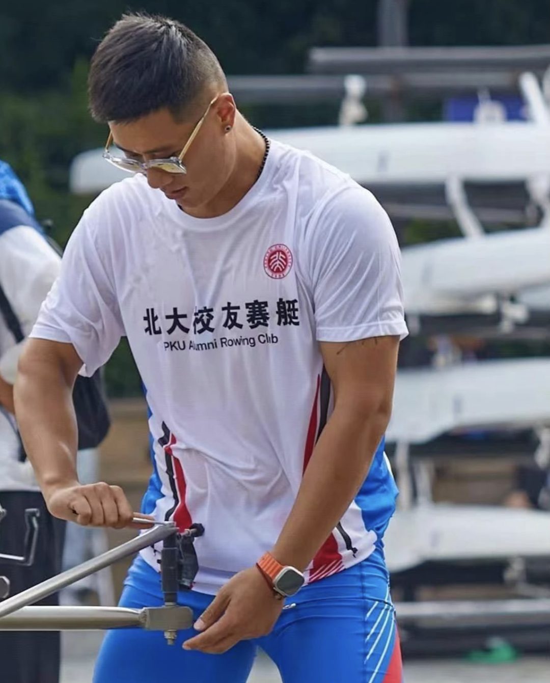 北大校友赛艇的运动男比赛穿紧身裤实力藏不住了！