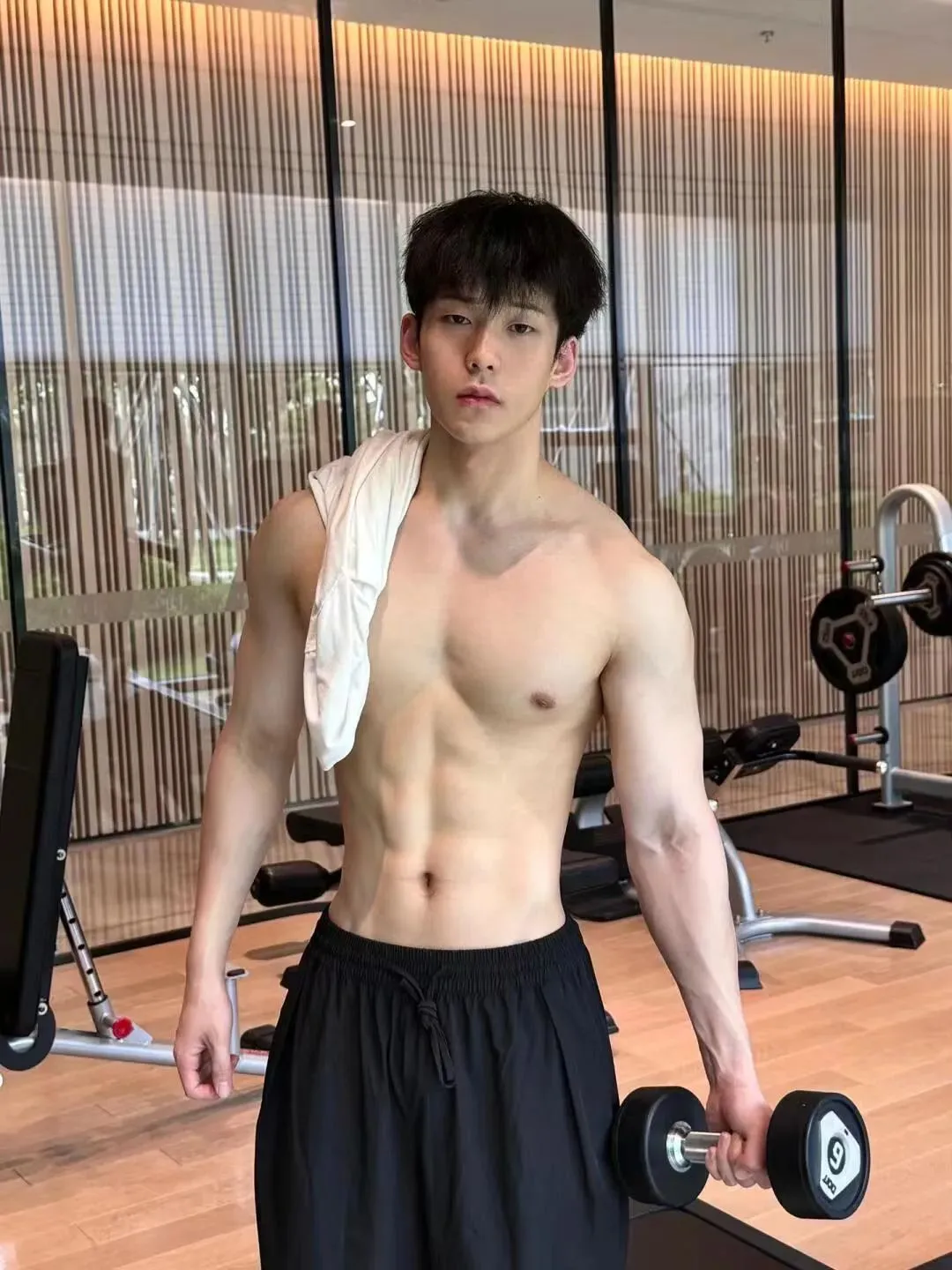 185CM 不穿衣服的洗车工，胸肌都弄脏了，想帮他清洁！