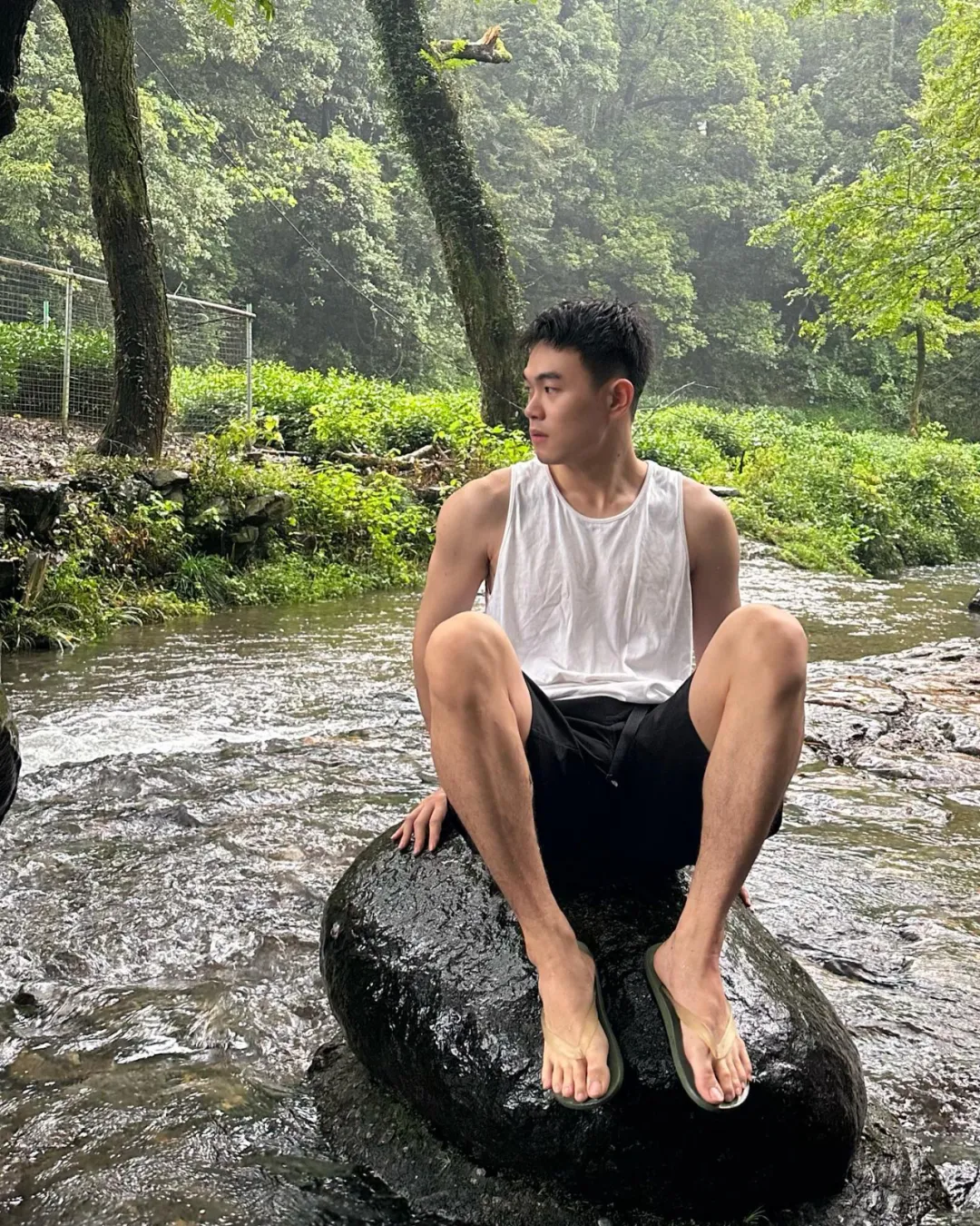 用软件识图穿黑袜肌肉男，没想到结果是这样子......