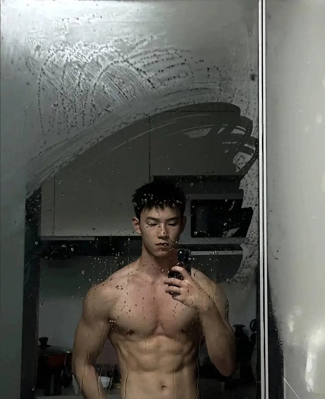 爱照镜子的腹肌狂野大男孩、肌肉帅哥得劲！