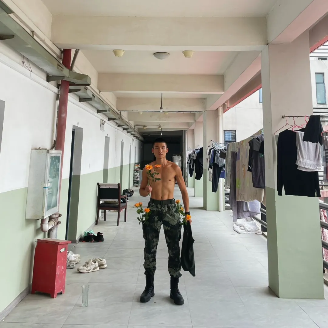 公狗腰兵哥哥一个人在宿舍晚自拍，太好看了