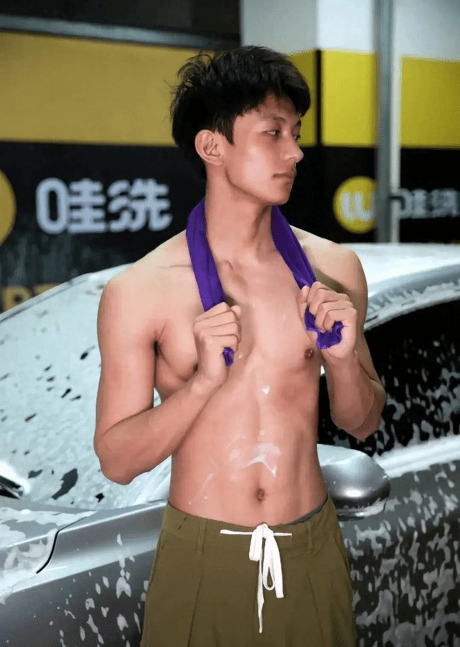 散发牛奶味青春荷尔蒙 00 后帅气体育生！