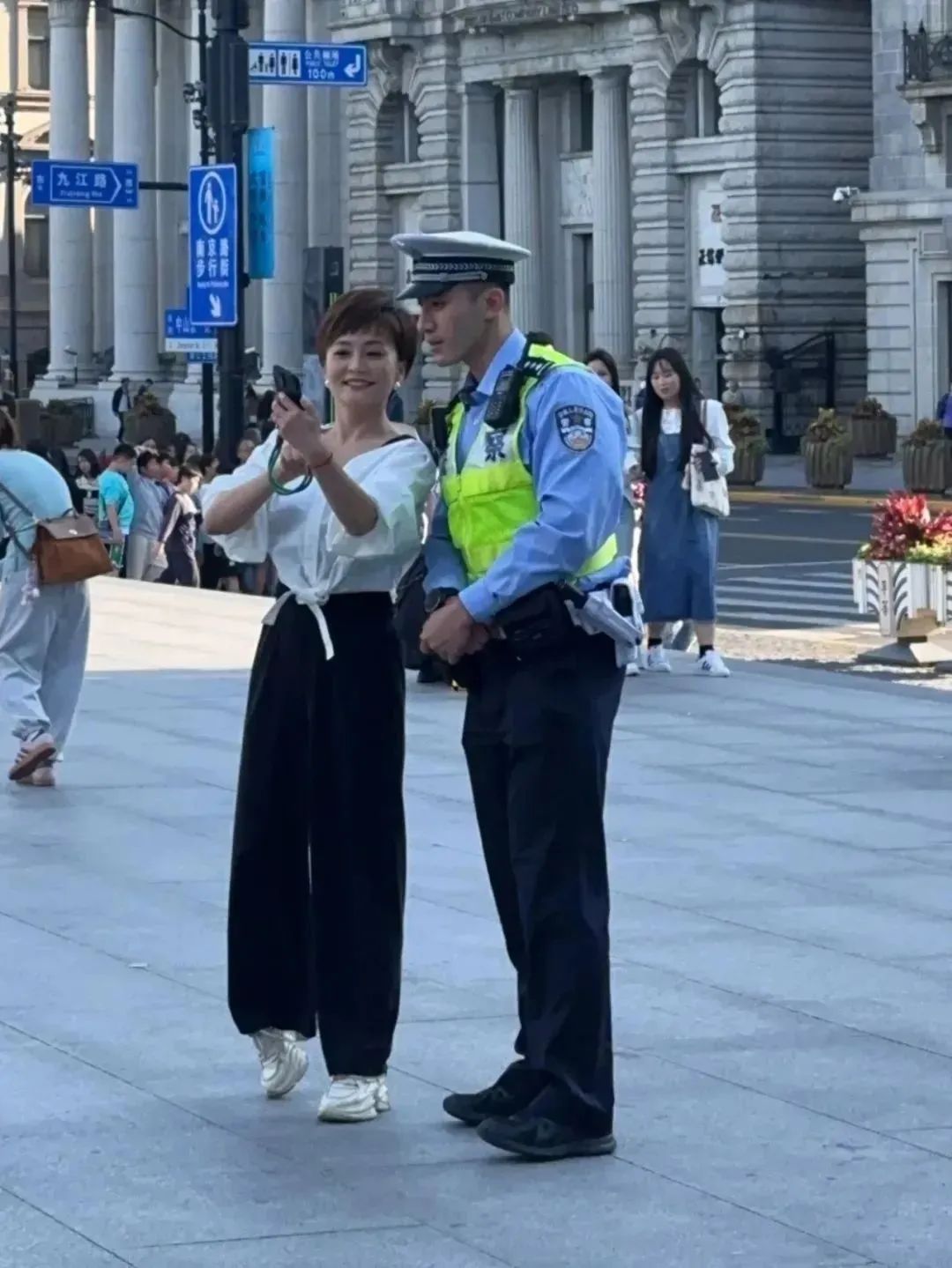 上海外滩的交警小哥哥太帅又火了！