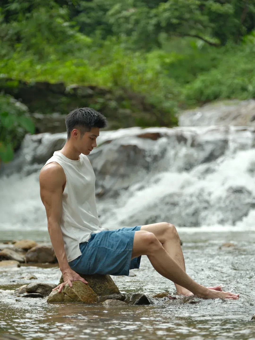 操场 184cm 运动长腿男湿透脱啦，大鼻梁太性感了！