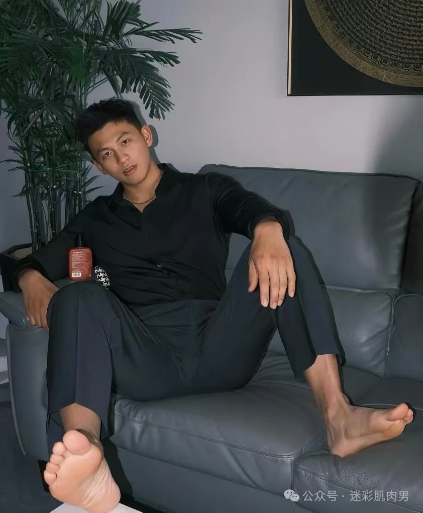 穿泳裤湿透皮划艇运动男 IG 新照黝黑大长腿，耐力强！