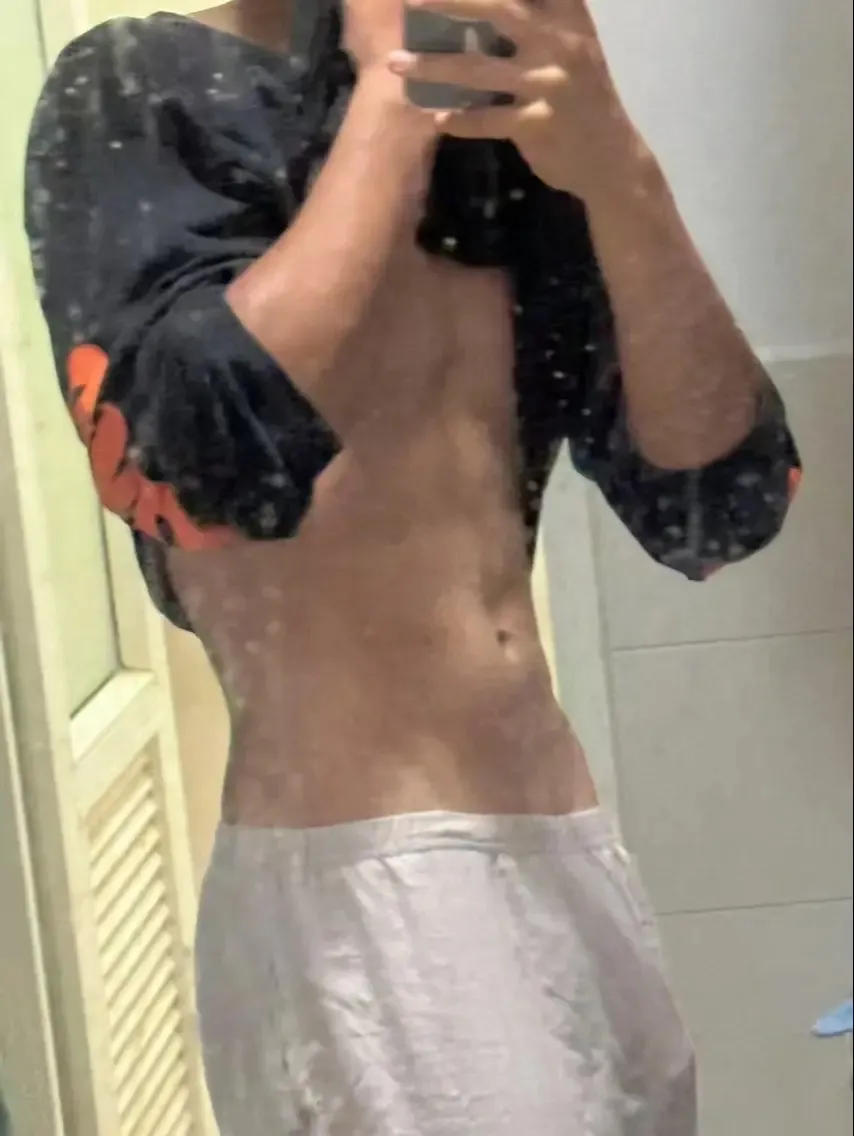 刚 18 的体育生男大，裤子拉这么低，想被打针？