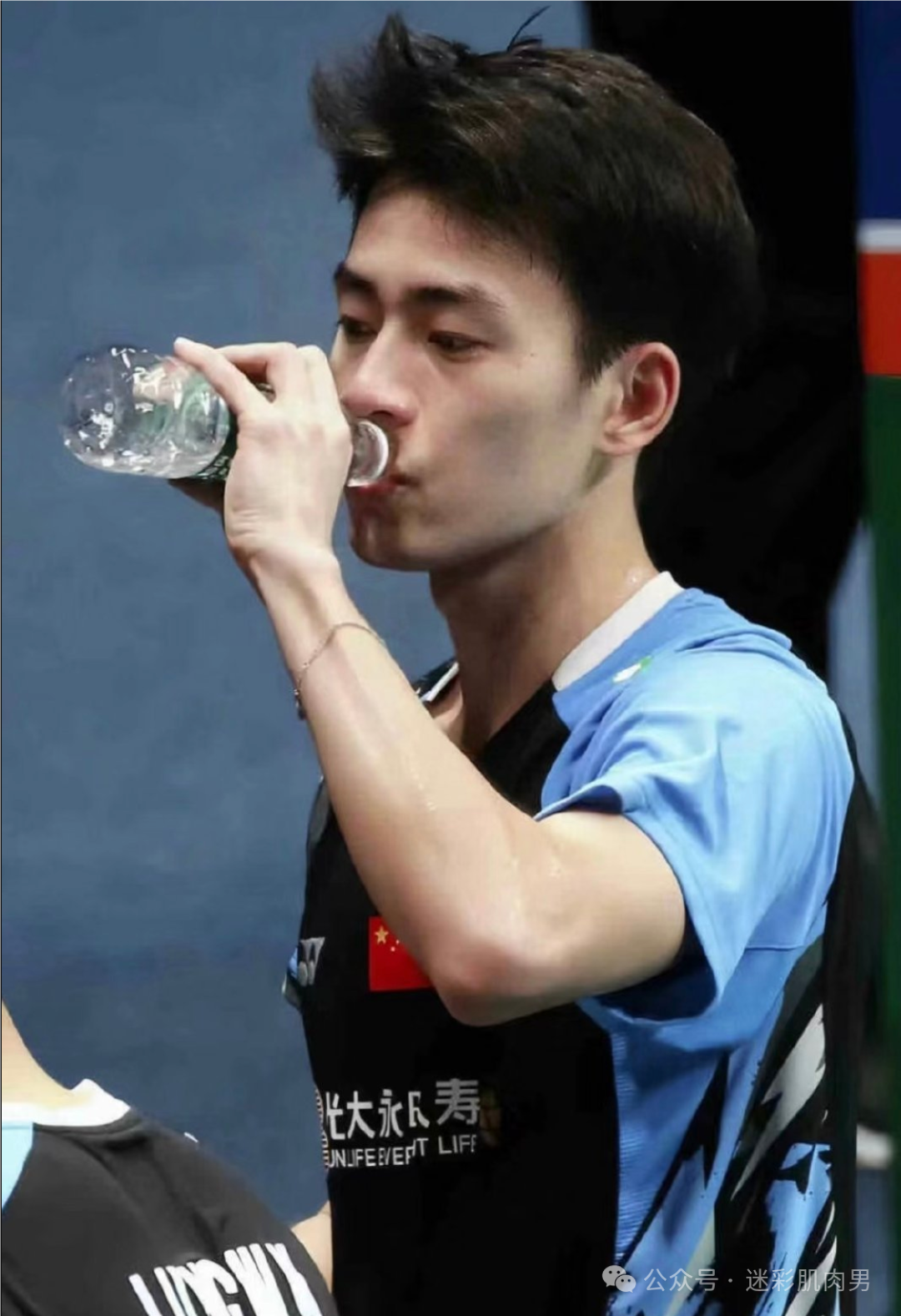 王昶打羽毛球大汗淋漓撩衣岔腿！