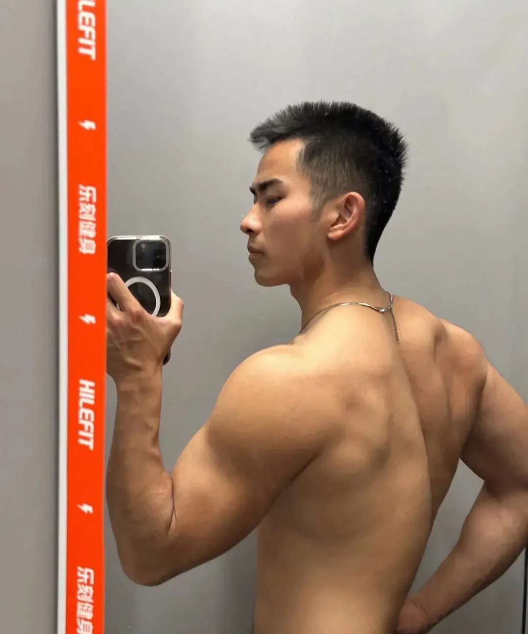 00 后阳光肌肉帅哥，充满了阳刚之气！