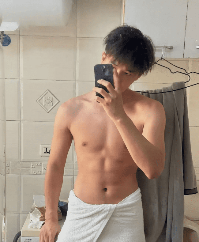 风华正茂的 Top 奶 1，柜哥穿上工作服帅气迷人！