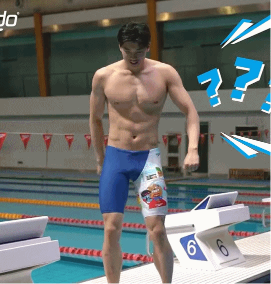 192CM 汪顺比赛穿紧身泳裤照刷屏实力凸出，被摸胸了？
