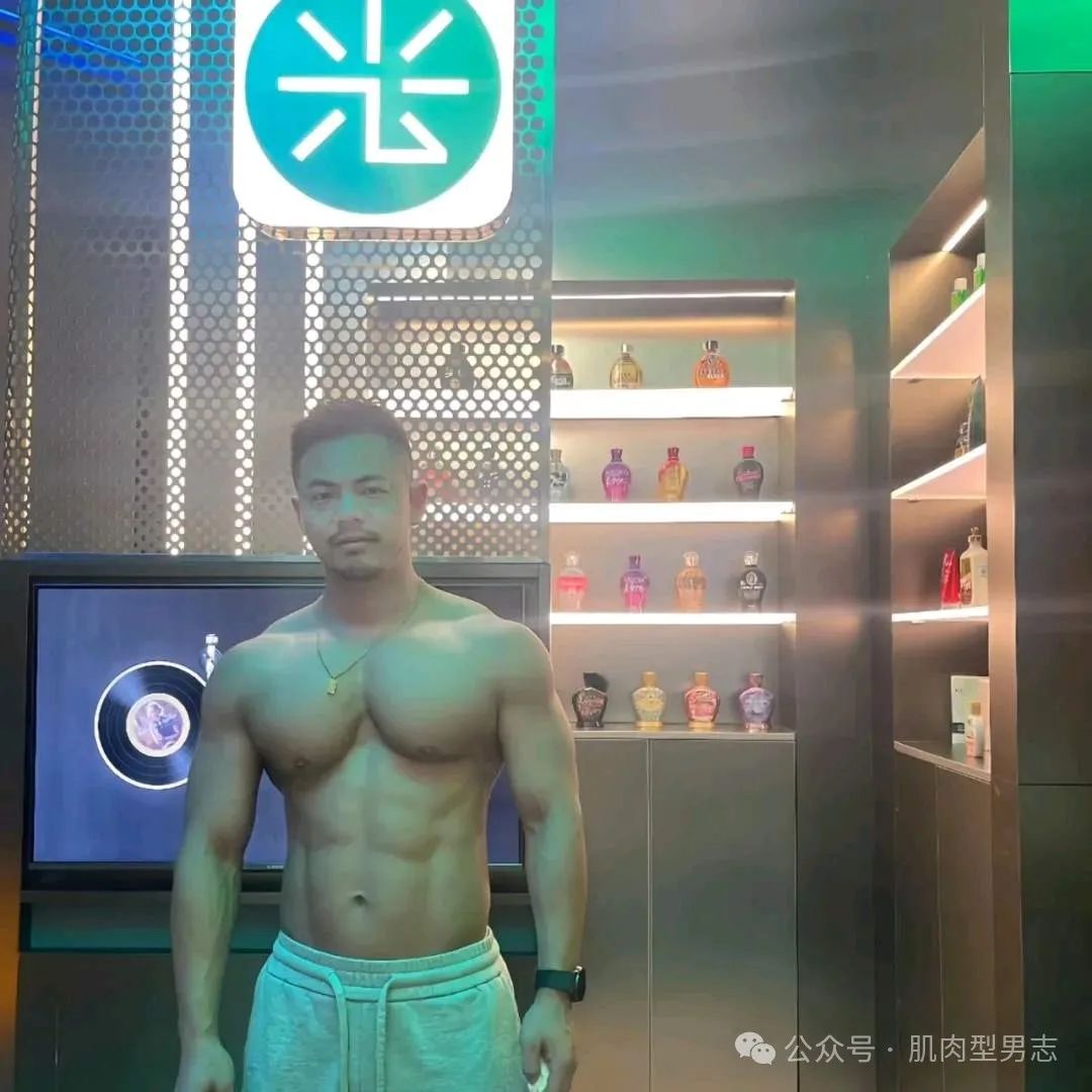 成都 gogoboy 穿白内裤自拍，实力藏不住了