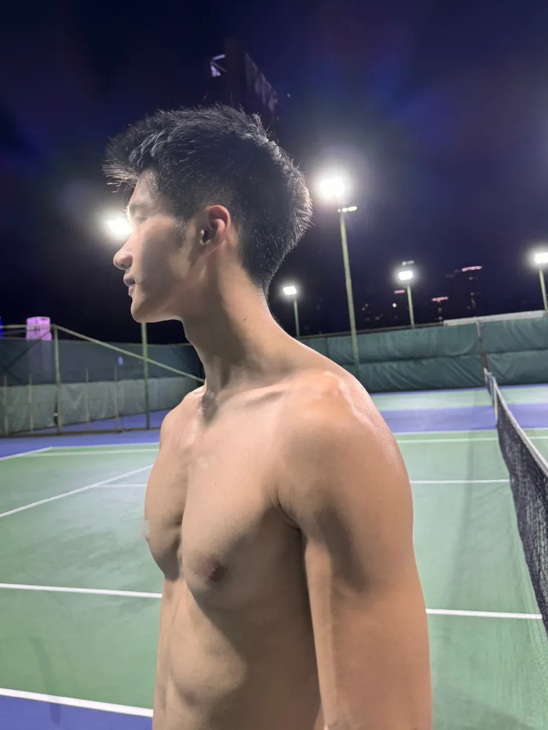操场 184cm 运动长腿男湿透脱啦，大鼻梁太性感了！